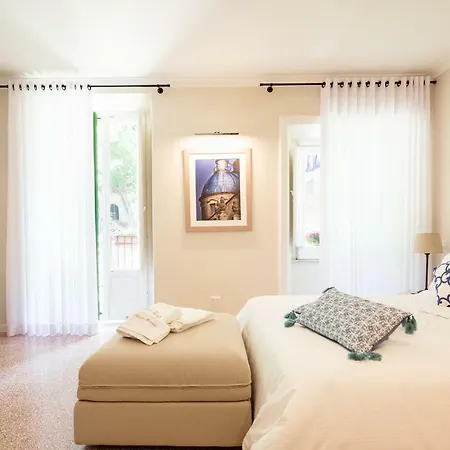 Palazzo Taranto Luxury Bed & Breakfast 3*