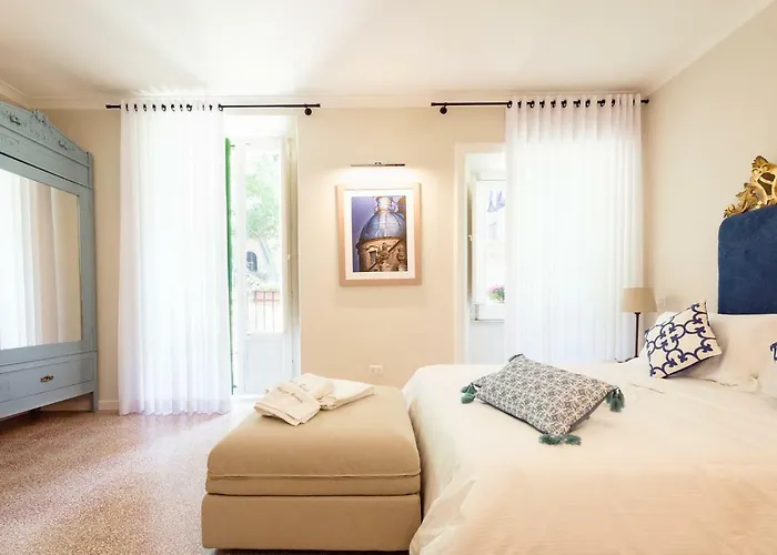 Palazzo Taranto Luxury Bed & Breakfast 4*